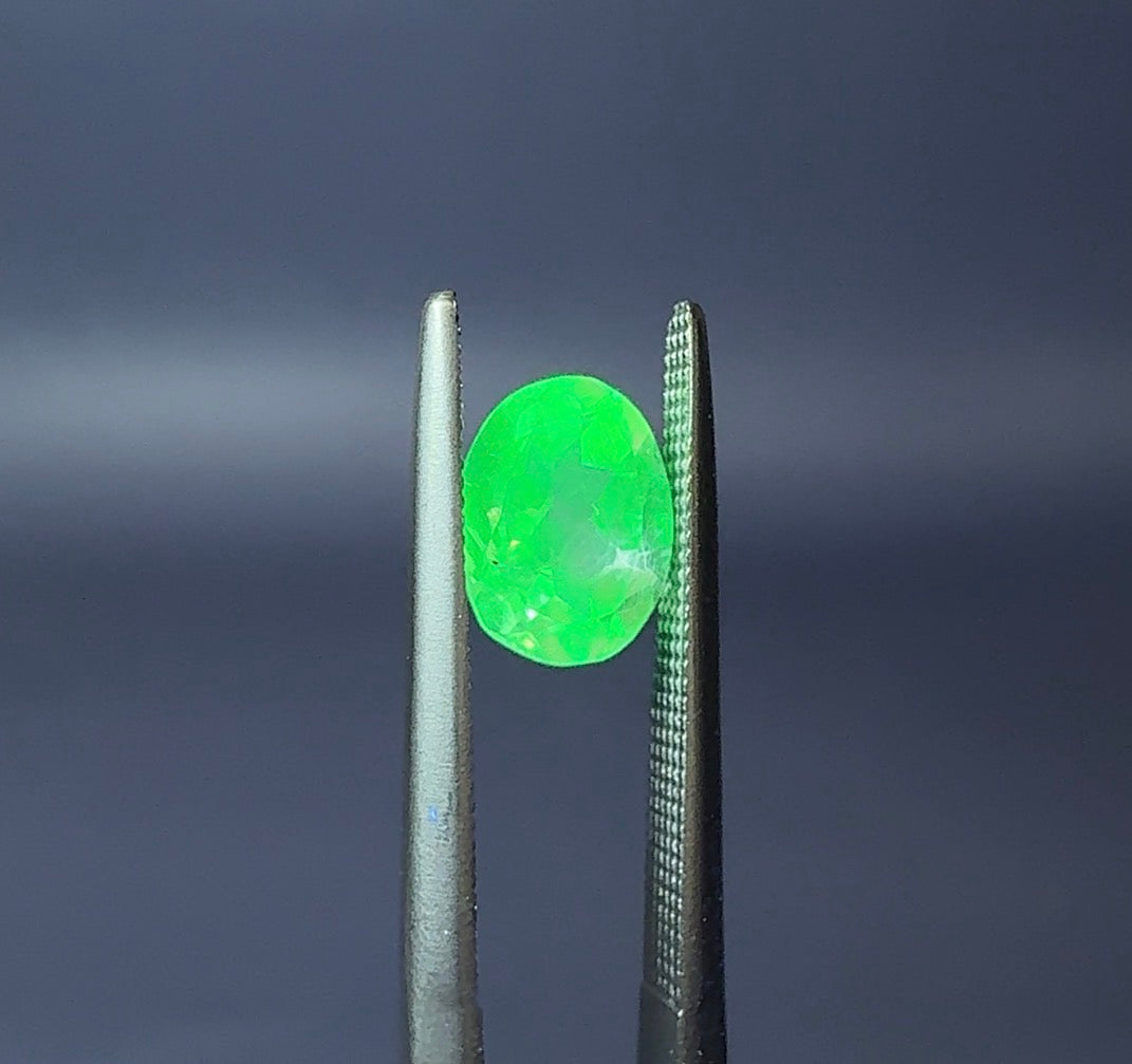 Auction Win: Hyalite Opal 1.05ct (fluorescent)